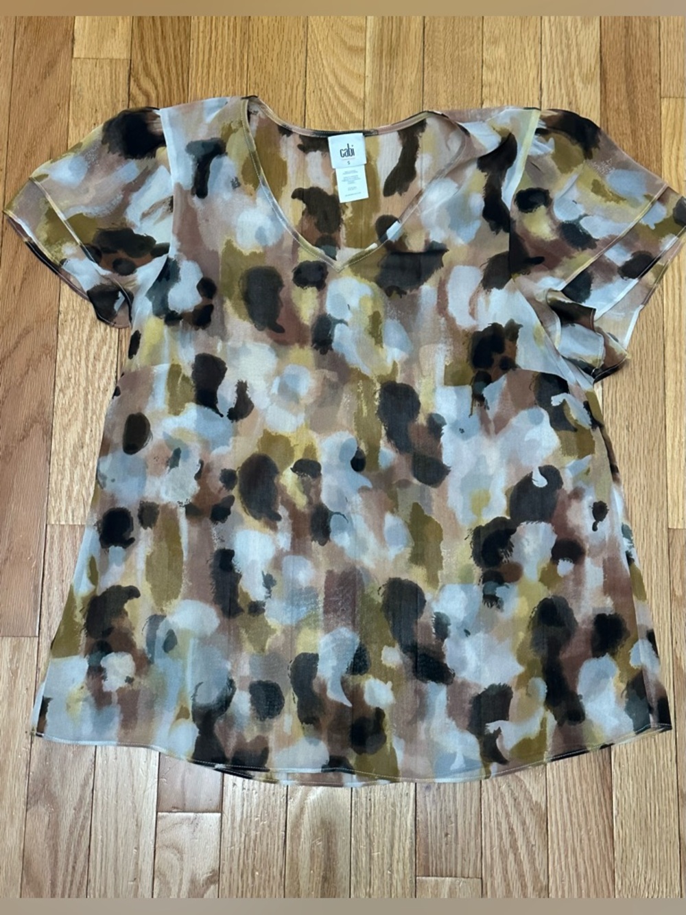 NWOT CAbi Short Sleeve V-Neck Blouse in Neutral Multi